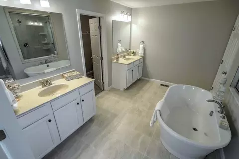 Bath - 1650 Yankeeland Ave, Frederick, MD 21702 photo 5 of 37