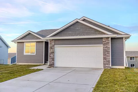 Exterior - White Oak Ln, Granger, IA 50109 photo 2 of 7