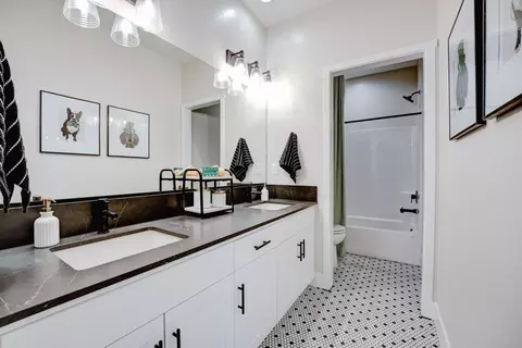 Bath - 785 Peters Rd S, Madera, CA 93636 photo 3 of 3