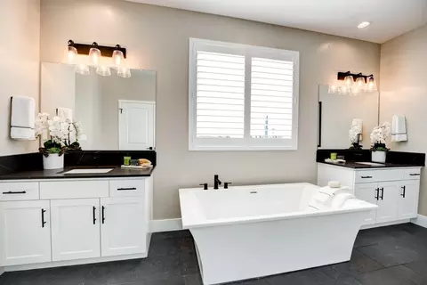Bath - 785 Peters Rd S, Madera, CA 93636 photo 2 of 3
