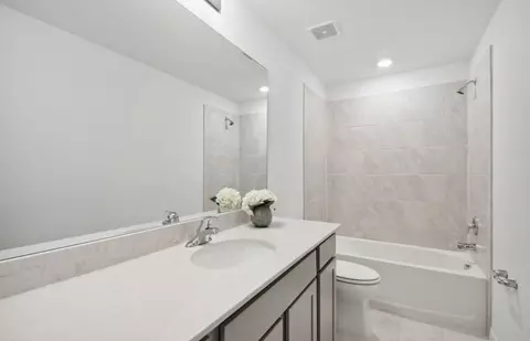 Bath - 10818 Sapphire Breeze Cv, Parrish, FL 34219 photo 2 of 2