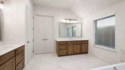 Bath - 200 Barton Oak Trl, Georgetown, TX 78628 photo 1 of 1
