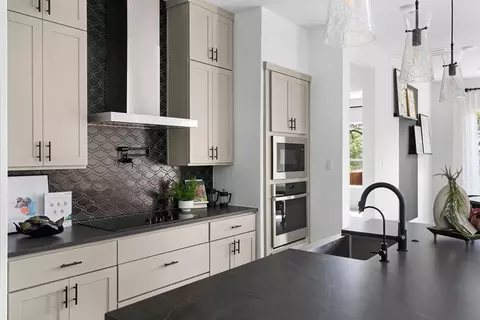 Kitchen - 10925 Amistad Ln, Manor, TX 78653 photo 3 of 10