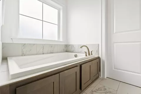 Bath - 127 Laurel Branch Dr, Dothan, AL 36305 photo 3 of 7