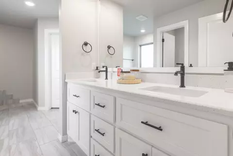 Bath - 2121 NW 171st St, Edmond, OK 73012 photo 1 of 6