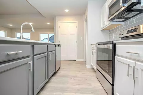 Kitchen - Bannister Dr, Ankeny, IA 50021 photo 4 of 6