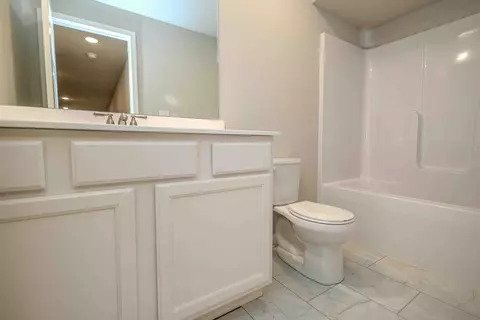 Bath - Bannister Dr, Ankeny, IA 50021 photo 3 of 5