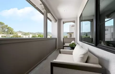 Exterior - 128 Bridle Dr, Burbank, CA 91506 photo 7 of 14