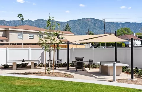 Exterior - 128 Bridle Dr, Burbank, CA 91506 photo 12 of 14