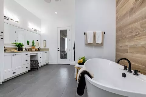 Bath - 4390 W Strant Dr, Eagle, ID 83616 photo 1 of 7