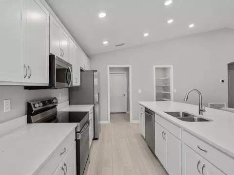 Kitchen - 11467 SE 76th Ct, Belleview, FL 34420 photo 3 of 6