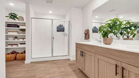Bath - 1004 Switchgrass Ct, Sealy, TX 77474 photo 9 of 12