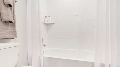 Bath - 1004 Switchgrass Ct, Sealy, TX 77474 photo 6 of 12