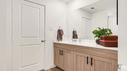 Bath - 1004 Switchgrass Ct, Sealy, TX 77474 photo 5 of 12