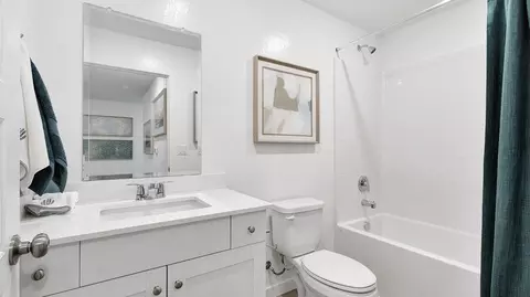 Bath - 980 Braxstyn Way W, Madera, CA 93636 photo 2 of 5