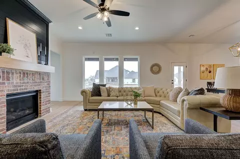 Living - 7201 E Oakland St, Broken Arrow, OK 74014 photo 2 of 5