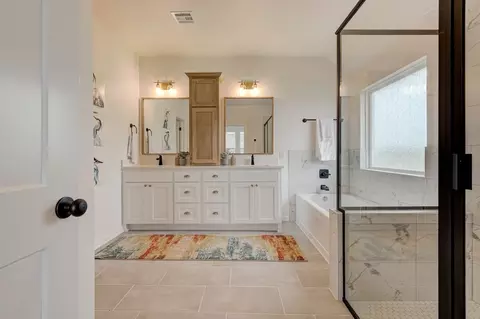Bath - 7201 E Oakland St, Broken Arrow, OK 74014 photo 1 of 7