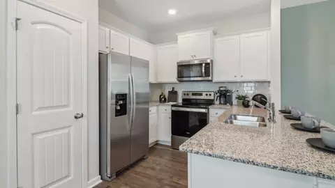 Kitchen - 2289 Jamin Bnd, Lithonia, GA 30058 photo 4 of 5