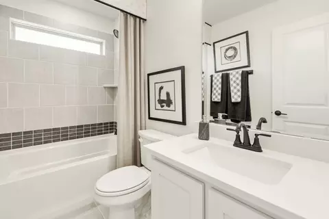 Bath - 112 Sweetwater Dr, Commerce, TX 75428 photo 3 of 6