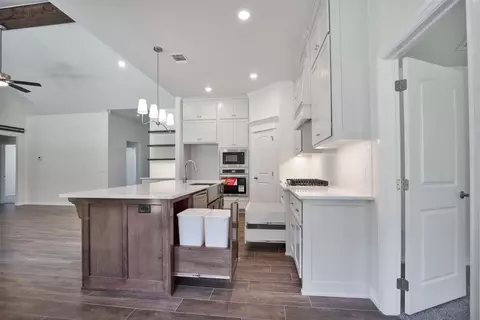 Kitchen - 701 Still Mdws, Guthrie, OK 73044 photo 4 of 14