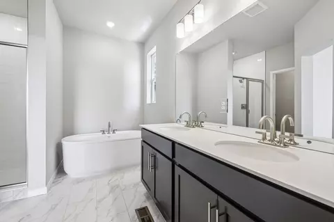 Bath - 348 Rustic Barn Ln, Berthoud, CO 80513 photo 2 of 8