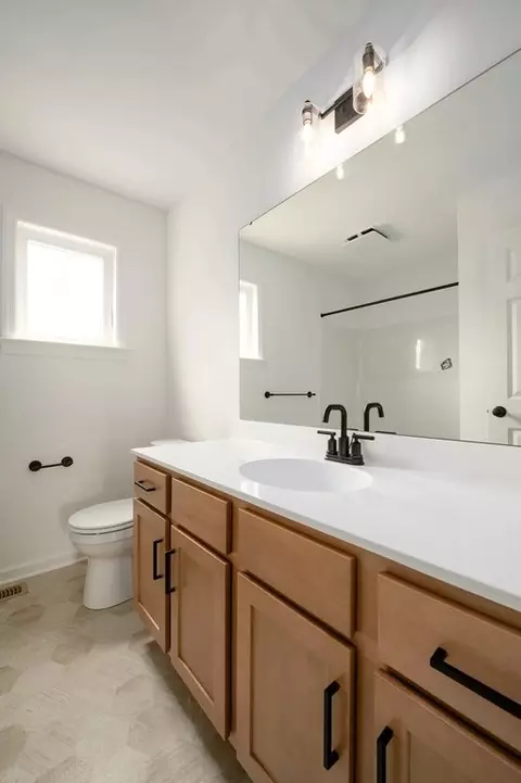 Bath - 333 Amber Dr, Lititz, PA 17543 photo 7 of 10
