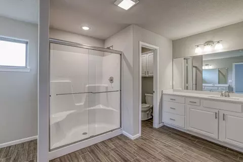 Bath - 19500 Ridgeview Rd, Spring Hill, KS 66083 photo 4 of 6