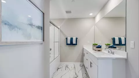 Bath - 1250 Thunderbolt Ln, Rialto, CA 92376 photo 2 of 6