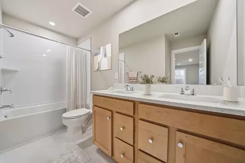 Bath - 3105 Matthews Dr, Sumter, SC 29154 photo 3 of 4
