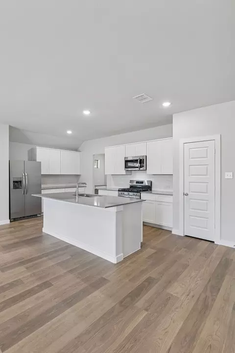 Kitchen - 804 Rockcloud Dr, Haslet, TX 76052 photo 4 of 7