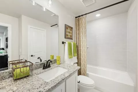 Bath - 112 Sweetwater Dr, Commerce, TX 75428 photo 4 of 6
