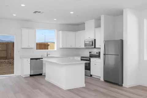 Kitchen - 632 Darlington Way, Patterson, CA 95363 photo 2 of 2
