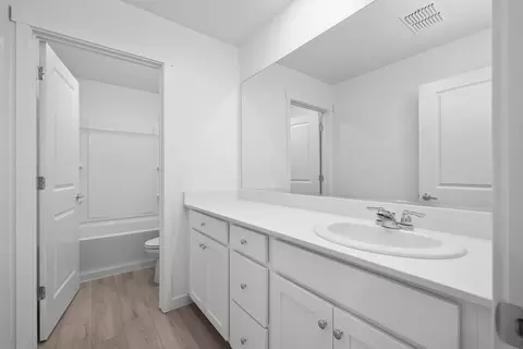 Bath - 632 Darlington Way, Patterson, CA 95363 photo 2 of 2