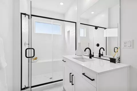 Bath - 18923 99th Pl NE, Bothell, WA 98011 photo 2 of 5