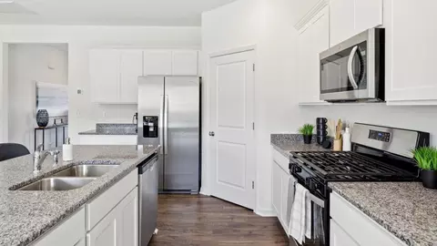 Kitchen - 7331 Babbling Brook Ln, Corryton, TN 37721 photo 2 of 6