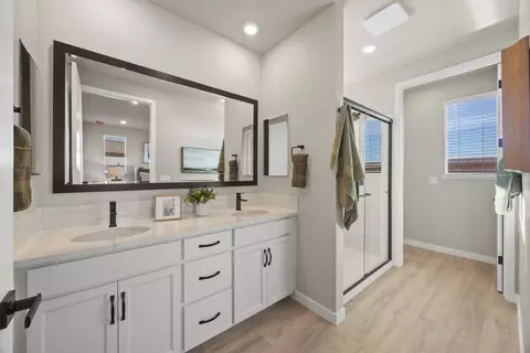 Bath - 1284 Winterhart St, Galt, CA 95632 photo 1 of 3
