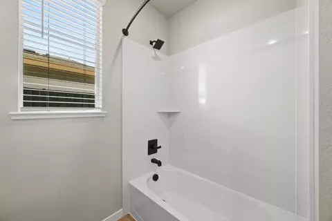Bath - 1284 Winterhart St, Galt, CA 95632 photo 2 of 3