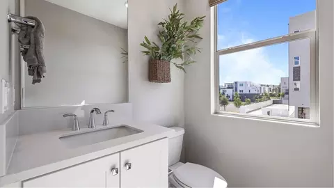 Bath - 1088 Hummingbird Pl, Montebello, CA 90640 photo 2 of 4