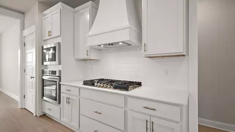 Kitchen - 330 Cornerstone Xing, Brandon, MS 39042 photo 3 of 8
