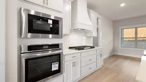 Kitchen - 330 Cornerstone Xing, Brandon, MS 39042 photo 4 of 8