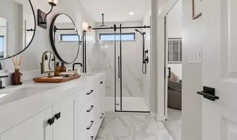 Bath - 5611 S 35th Way, Phoenix, AZ 85040 photo 2 of 3