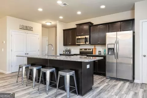 Kitchen - 506 Lamplight Dr, Byron, GA 31008 photo 4 of 9