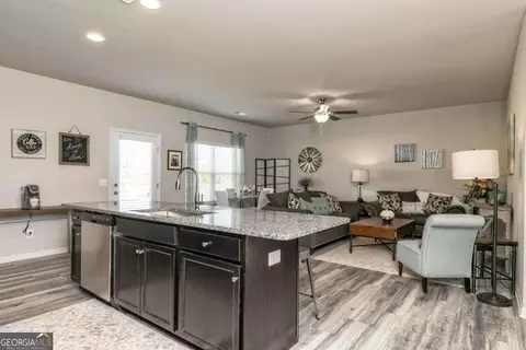 Kitchen - 506 Lamplight Dr, Byron, GA 31008 photo 7 of 9