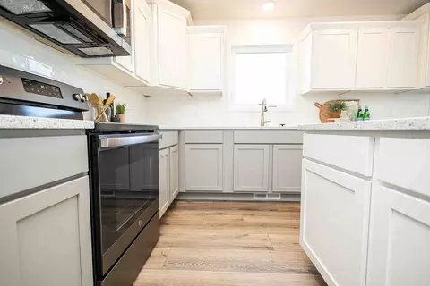 Kitchen - White Oak Ln, Granger, IA 50109 photo 4 of 6