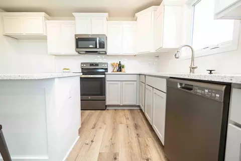 Kitchen - White Oak Ln, Granger, IA 50109 photo 3 of 6