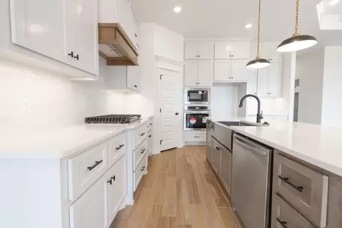 Kitchen - 2920 E Northampton St, Broken Arrow, OK 74014 photo 7 of 17