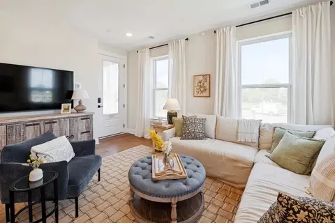 Living - 14984 Deco Cir, Chantilly, VA 20151 photo 3 of 3