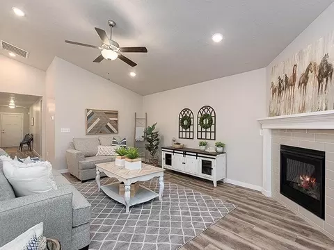 Living - 1919 Cashel St, Middleton, ID 83644 photo 2 of 5