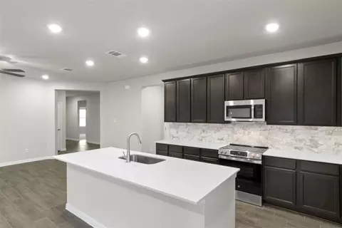 Kitchen - 283 Tailwind Dr, Kyle, TX 78640 photo 7 of 11