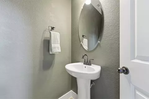 Bath - 173 Verdin Ave, Kyle, TX 78640 photo 6 of 8